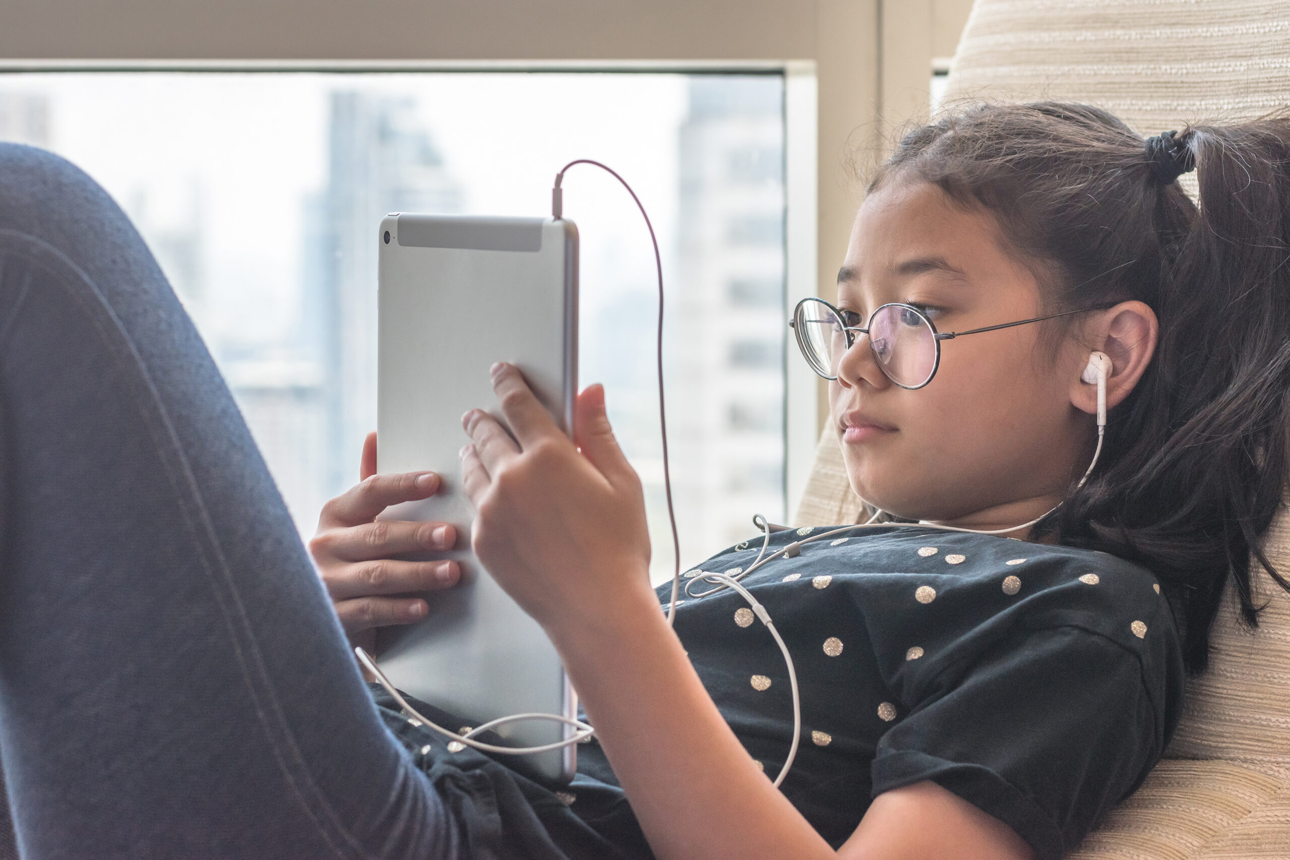 child on ipad